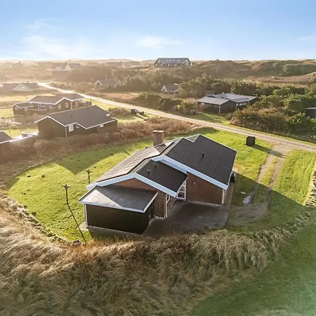 Semesterbostad Lovely With Pool, And Sauna, Only 200 Meters From The North Sea Harboør