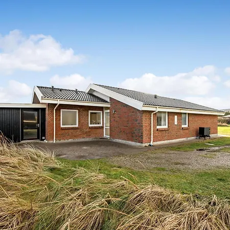Semesterbostad Lovely With Pool, And Sauna, Only 200 Meters From The North Sea Harboør