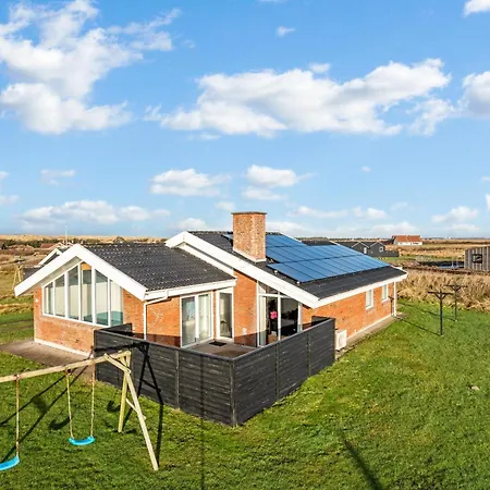 Lovely With Pool, And Sauna, Only 200 Meters From The North Sea Feriehus Harboør